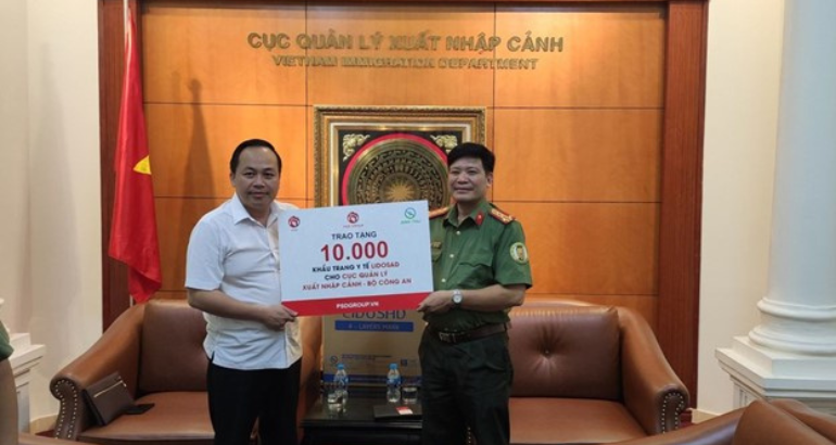 TRAO TẶNG 10.000 KHẨU TRANG Y TẾ LIDOSAD PHÒNG, CHỐNG DỊCH COVID-19 CHO CỤC QUẢN LÝ XUẤT NHẬP CẢNH – BỘ CÔNG AN